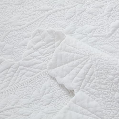 Brandream Premium Cotton Quilted Throw Blanket 47x60 Inch, Bright White Floral Vine Stitching with Elegant Scalloped Edge, Decorative Sofa Throw