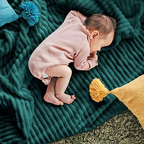 DISSA Fleece Blanket Queen Size – 90x90, Green - Soft, Plush, Fluffy, Fuzzy, Warm, Cozy – Perfect Throw for Couch, Bed, Sofa - with Pompom Fringe - Flannel Blanket