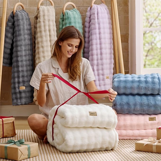 Bedsure 3D Fleece Bubble Blanket - Image 5
